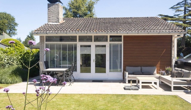 This romantic holiday home is located in the middle part of the quiet and green park Toekomst in the middle of the Kop van Goeree
