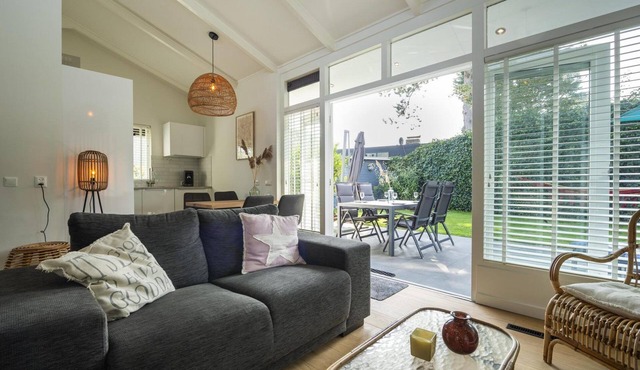 This romantic holiday home is located in the middle part of the quiet and green park Toekomst in the middle of the Kop van Goeree