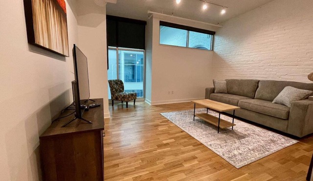 This serviced apartment is a 2 bedroom(s), 2 bathrooms, located in Omaha, NE.