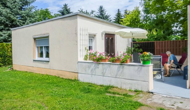 This simple bungalow in Schneidlingen can accommodate up to 3 people.