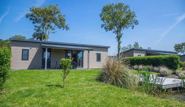 This single-storey home is ideal for small families or groups of friends who want to enjoy a relaxing stay in nature together. The location offers peace and space, while facilities are close at hand.