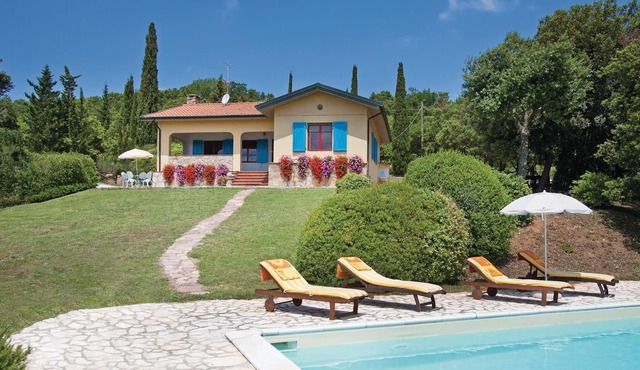 This small vacation home is located on a 2-hectare property, 4 km from Monteverdi Marittimo (stores