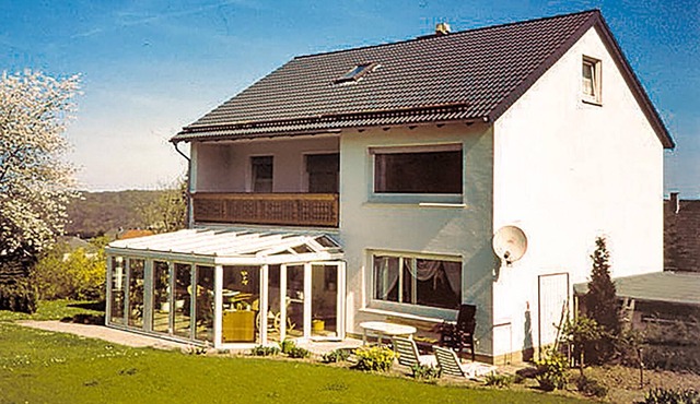 This spacious and solidly furnished apartment is located on the 1st floor in a quiet local area.