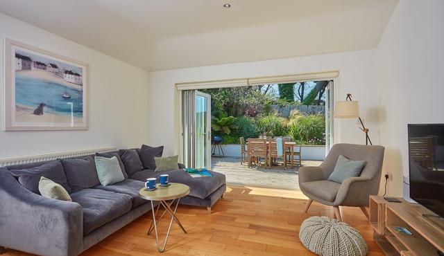 This spacious, detached holiday home is just a short walk from the beach.