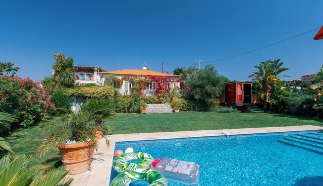 This splendid mas dating from the beg of the century SEA VIEW - POOL - WHIRLPOOL