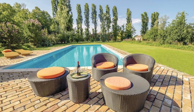 This terraced house, 2 km from Taglio di Po, is located in a beautiful estate with communal pool, su