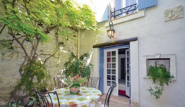 This three bedroom holiday home is wonderfully located in Provence.