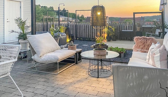 This vacation home in Gothenburg offers both proximity to nature and exciting urban experiences.