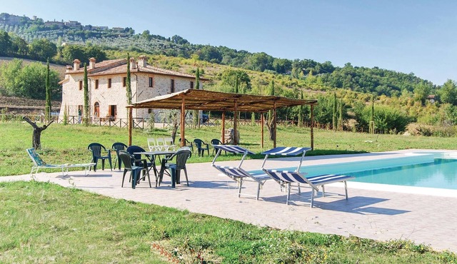 This vacation home with pool is located 4 km from Monte Castello di Vibio, a small village in the pr