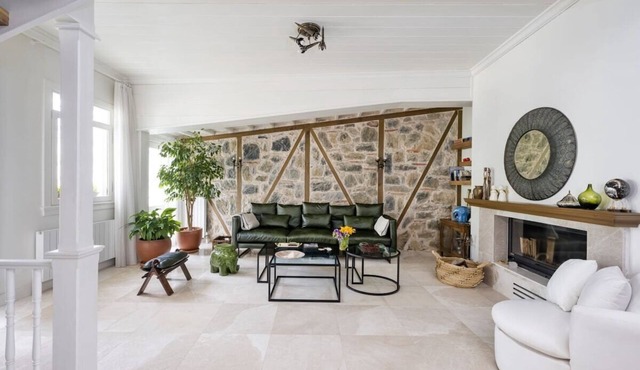 This villa is a 3 bedroom(s), 3 bathrooms, located in Üsküdar, İstanbul.