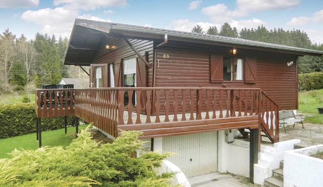 This well-maintained and detached cottage in Gouvy is located within walking distance of Lac de Cher