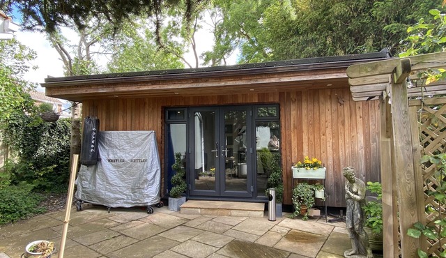 Thistle Lodge - Quiet Garden Lodge with off road parking