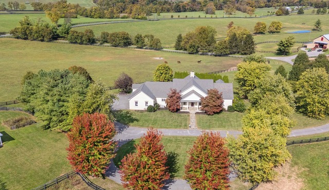 Thoroughbred Estate 10 minutes from Keeneland, Midway, Versailles 8000sqft +pool