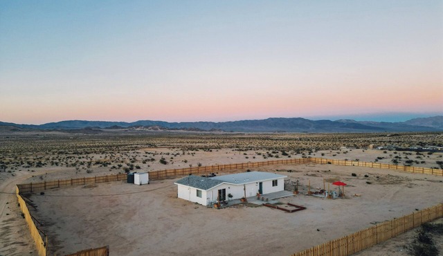 Thoughtfully designed Wonder Valley retreat for couples, families, and groups, with space to slow down, gather, and reconnect. Enjoy stargazing, star bathing, soaking tubs, mountain views, peaceful mornings, and slow evenings under the desert sky.