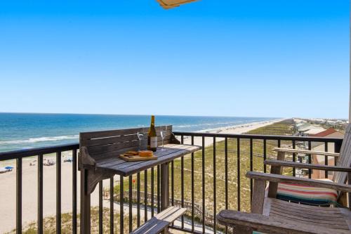 Thoughtfully Hosted Gulf-Front Retreat on Quiet Navarre Beach