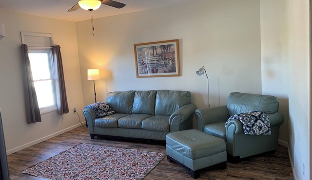 Three Bed, 1.5 Bath Apartment with Stocked Kitchen close to downtown Hannibal.