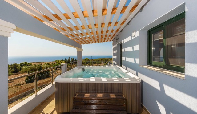 Three-Bedroom Apartment with Private Jacuzzi