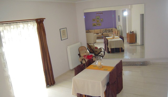 Three bedroom apartment in historic neighborhood