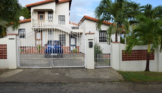 Three Bedroom Bungalow with Swimming Pool, 3/4 Acre of Land, Sleeps 7