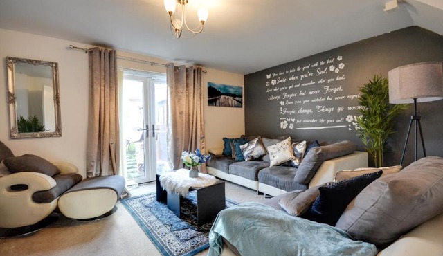 Three Bedroom House in Runcorn Close To The Lake with Free Parking