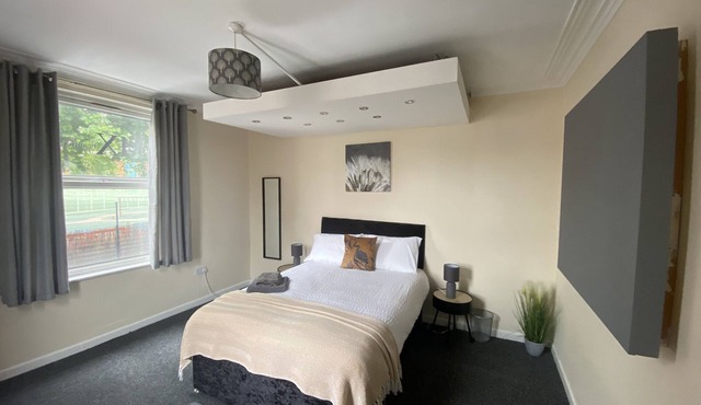 Three bedroom modern apartment within a stones throw from the city centre