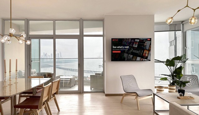 Three-bedroom apartment with ocean views, pool, gym C20C