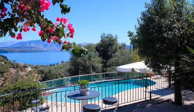 Three-bedroom villa on a small hill with stunning sea views