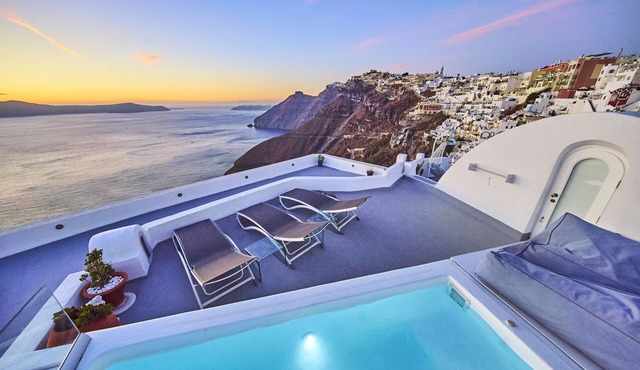 Three-Bedroom Villa with Caldera View, Heated Jacuzzi Pool and Breakfast
