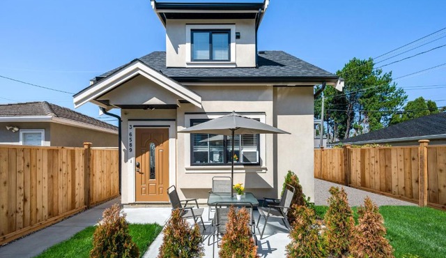 Three bedrooms new laneway house near public transit & FIFA training site