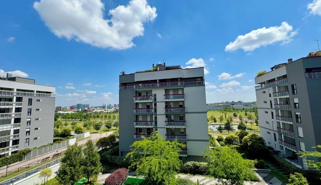 Three bedrooms, two bathrooms (120 sqm), 10-min walk to subwayStation.