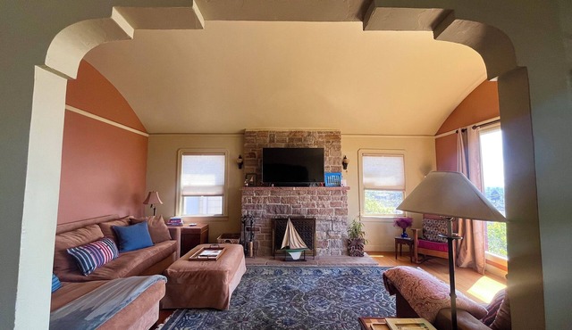 Three Bridge Bayview Bungalow in charming Kensington perfect for relaxing stays