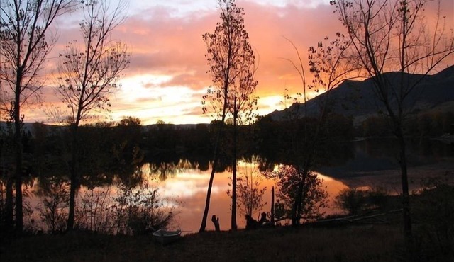 Three Lakes Getaway. Beautiful Waterfront Home, 5 miles to Wenatchee.