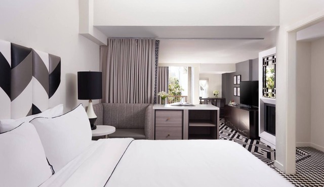 Three Luxurious Suites Close to Madame Tussauds Hollywood! Heated Pool, Balcony!