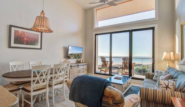 Three Oceanfront Private Balconies with Panoramic View, Dolphins & Calm Breezes!