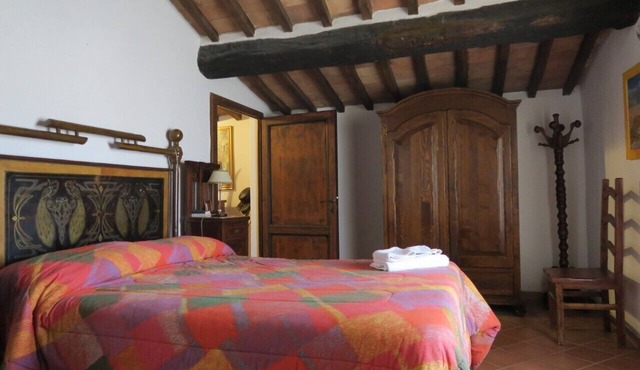 Three-room apartment in the Tuscan countryside with swimming pool