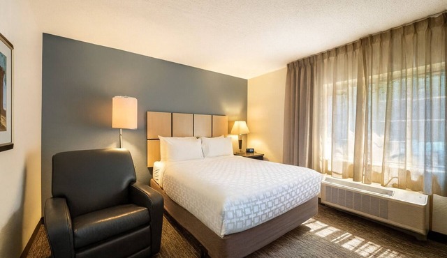 THREE Relaxing 1BR Suites with Full Kitchen, Free Airport Shuttle, Pet-friendly!