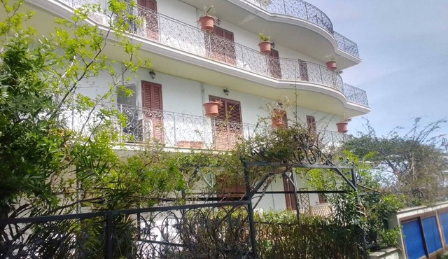 Three-room apartment by the sea with garden