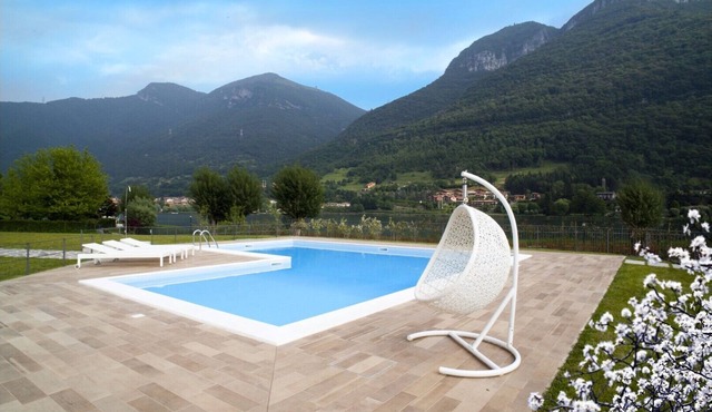 Three-room apartment facing the lake in a residence with seasonal swimming pool and solarium