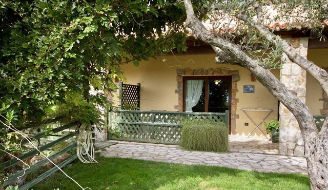 Three-room apartment of 60 square meters, at ground floor and arranged on two levels. Comprising a living room with a sofa bed for two people, a fully equipped kitchenette. Two bedrooms and a bathroom with shower upstair.Splendid terrace with a view, ide