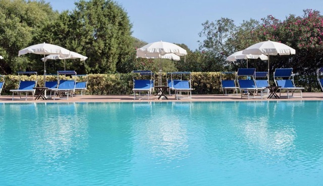 Three-room apartment of approximately 62 m2 with air conditioning on the ground floor consisting of a large living room, kitchenette with electric hobs, fridge and satellite TV.On the first floor we have two double or twin bedrooms with internal sink, ba