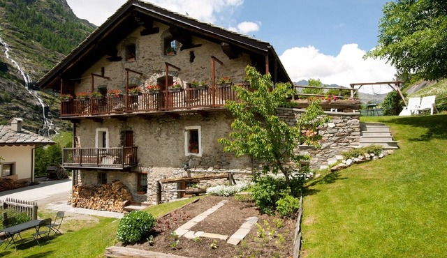 THREE-ROOM BAITA with fireplace, terrace, garden 90mt from trails/ski slopes