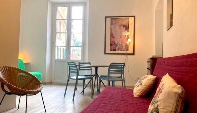 Three rooms apartment in the main square of Finalborgo