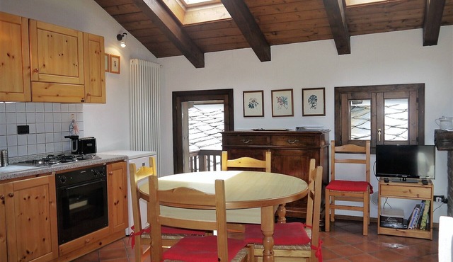 Three rooms with 4/5 beds, overlooking Mont Blanc and private box