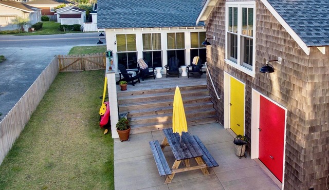 Three Sisters Cottage + Clubhouse + Ocean View + Yard + Great Location