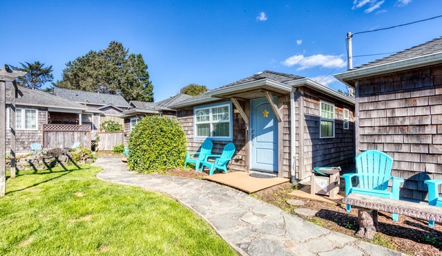 Three Sunny Cottages in a Great Location Near Downtown & Beach - Dogs Welcome