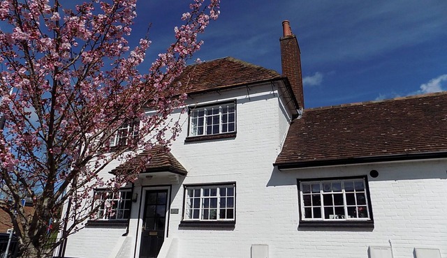 Three-Time Award Winning, Stunning 1700's Grade 2 listed cottage near Stonehenge