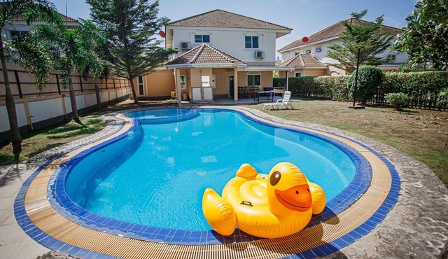 Thyme Pool Villa - 7 bedroom, Central City, Spacious