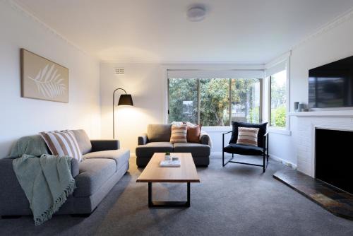 Tidy & Comfortable 2-Bed Home with Study – Close to Town