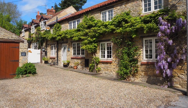 TILLERS COTTAGE, pet friendly, character holiday cottage in Ebberston