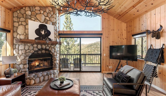 Timber Cliff Lodge - Luxury 3-bedroom cabin with expansive views